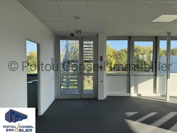 A LOUER BUREAUX D’ENVIRON 2750m2 FACILE D’ACCES AVEC 158 PLACES DE PARKINGS PROCHE PEAGE A83 POSSIBILITE DE DECOUPE A PARTIR 780m2
