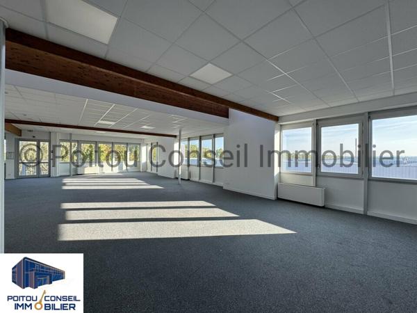 A LOUER BUREAUX D’ENVIRON 2750m2 FACILE D’ACCES AVEC 158 PLACES DE PARKINGS PROCHE PEAGE A83 POSSIBILITE DE DECOUPE A PARTIR 780m2