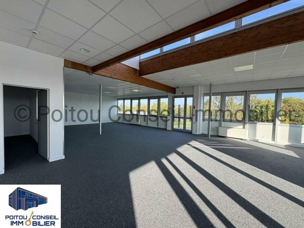 A LOUER BUREAUX D’ENVIRON 2750m2 FACILE D’ACCES AVEC 158 PLACES DE PARKINGS PROCHE PEAGE A83 POSSIBILITE DE DECOUPE A PARTIR 780m2