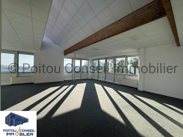 A LOUER BUREAUX D’ENVIRON 2750m2 FACILE D’ACCES AVEC 158 PLACES DE PARKINGS PROCHE PEAGE A83 POSSIBILITE DE DECOUPE A PARTIR 780m2