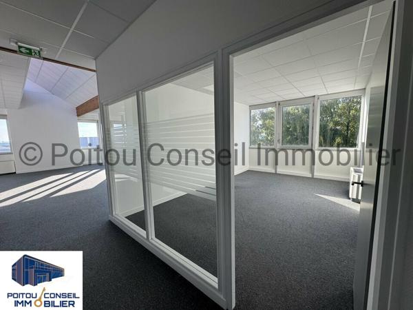 A LOUER BUREAUX D’ENVIRON 2750m2 FACILE D’ACCES AVEC 158 PLACES DE PARKINGS PROCHE PEAGE A83 POSSIBILITE DE DECOUPE A PARTIR 780m2