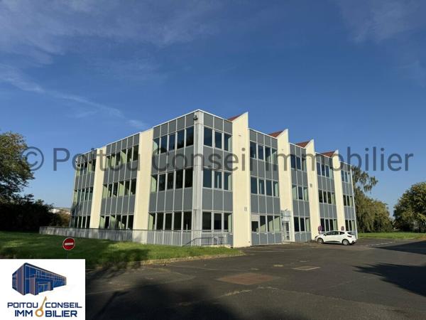 A LOUER BUREAUX D’ENVIRON 2750m2 FACILE D’ACCES AVEC 158 PLACES DE PARKINGS PROCHE PEAGE A83 POSSIBILITE DE DECOUPE A PARTIR 780m2