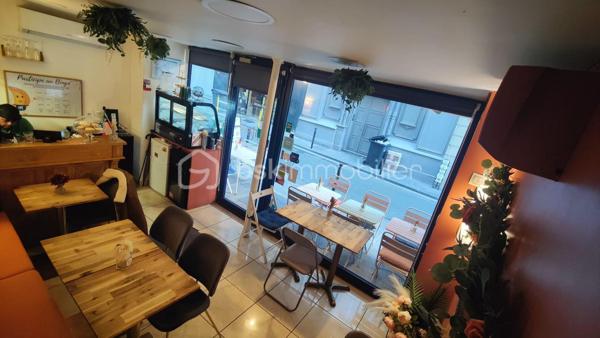Emplacement recherché en plein cœur du 2ᵉ arrondissement de Paris, prix ultra compétitif et fort potentiel de développement : une opportunité rare sur le marché !

À vendre, fonds de commerce de restauration idéalement situé dans un secteur dynamique et très fréquenté du centre de Paris. Un emplacement stratégique offrant une belle visibilité et un flux constant de clientèle.

Le local développe environ 40 m² au total, répartis entre une salle de 20 m² en rez-de-chaussée et un étage de 20 m². Il comprend un comptoir, une cuisine fonctionnelle, des toilettes, ainsi qu’une terrasse de 6 m² permettant d’accueillir 10 à 14 couverts. L’intérieur offre également une capacité de 12 à 14 couverts, optimisant ainsi le rendement de l’espace.

L’établissement est parfaitement équipé avec trois climatisations réversibles et une hotte à charbon (diamètre 2,5), garantissant une exploitation immédiate dans de bonnes conditions.

Actuellement exploité 5 jours par semaine, avec 5 à 6 semaines de fermeture annuelle, ce commerce présente un fort potentiel de développement immédiat en élargissant les jours et horaires d’ouverture.

Côté conditions financières, le loyer est particulièrement attractif : 1 370 € HT par mois charges comprises, dans le cadre d’un bail 3/6/9. Les charges d’électricité restent maîtrisées, entre 280 € et 300 € par mois.

Prix de vente : 66 000 € FAI, honoraires inclus à la charge de l’acquéreur.

Une opportunité rare à ce niveau de prix dans Paris centre !
Idéal pour un restaurateur ou un entrepreneur souhaitant s’implanter rapidement dans un quartier vivant, avec un investissement maîtrisé et un potentiel de croissance immédiat.
