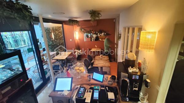 Emplacement recherché en plein cœur du 2ᵉ arrondissement de Paris, prix ultra compétitif et fort potentiel de développement : une opportunité rare sur le marché !

À vendre, fonds de commerce de restauration idéalement situé dans un secteur dynamique et très fréquenté du centre de Paris. Un emplacement stratégique offrant une belle visibilité et un flux constant de clientèle.

Le local développe environ 40 m² au total, répartis entre une salle de 20 m² en rez-de-chaussée et un étage de 20 m². Il comprend un comptoir, une cuisine fonctionnelle, des toilettes, ainsi qu’une terrasse de 6 m² permettant d’accueillir 10 à 14 couverts. L’intérieur offre également une capacité de 12 à 14 couverts, optimisant ainsi le rendement de l’espace.

L’établissement est parfaitement équipé avec trois climatisations réversibles et une hotte à charbon (diamètre 2,5), garantissant une exploitation immédiate dans de bonnes conditions.

Actuellement exploité 5 jours par semaine, avec 5 à 6 semaines de fermeture annuelle, ce commerce présente un fort potentiel de développement immédiat en élargissant les jours et horaires d’ouverture.

Côté conditions financières, le loyer est particulièrement attractif : 1 370 € HT par mois charges comprises, dans le cadre d’un bail 3/6/9. Les charges d’électricité restent maîtrisées, entre 280 € et 300 € par mois.

Prix de vente : 66 000 € FAI, honoraires inclus à la charge de l’acquéreur.

Une opportunité rare à ce niveau de prix dans Paris centre !
Idéal pour un restaurateur ou un entrepreneur souhaitant s’implanter rapidement dans un quartier vivant, avec un investissement maîtrisé et un potentiel de croissance immédiat.