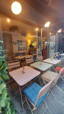 Emplacement recherché en plein cœur du 2ᵉ arrondissement de Paris, prix ultra compétitif et fort potentiel de développement : une opportunité rare sur le marché !

À vendre, fonds de commerce de restauration idéalement situé dans un secteur dynamique et très fréquenté du centre de Paris. Un emplacement stratégique offrant une belle visibilité et un flux constant de clientèle.

Le local développe environ 40 m² au total, répartis entre une salle de 20 m² en rez-de-chaussée et un étage de 20 m². Il comprend un comptoir, une cuisine fonctionnelle, des toilettes, ainsi qu’une terrasse de 6 m² permettant d’accueillir 10 à 14 couverts. L’intérieur offre également une capacité de 12 à 14 couverts, optimisant ainsi le rendement de l’espace.

L’établissement est parfaitement équipé avec trois climatisations réversibles et une hotte à charbon (diamètre 2,5), garantissant une exploitation immédiate dans de bonnes conditions.

Actuellement exploité 5 jours par semaine, avec 5 à 6 semaines de fermeture annuelle, ce commerce présente un fort potentiel de développement immédiat en élargissant les jours et horaires d’ouverture.

Côté conditions financières, le loyer est particulièrement attractif : 1 370 € HT par mois charges comprises, dans le cadre d’un bail 3/6/9. Les charges d’électricité restent maîtrisées, entre 280 € et 300 € par mois.

Prix de vente : 66 000 € FAI, honoraires inclus à la charge de l’acquéreur.

Une opportunité rare à ce niveau de prix dans Paris centre !
Idéal pour un restaurateur ou un entrepreneur souhaitant s’implanter rapidement dans un quartier vivant, avec un investissement maîtrisé et un potentiel de croissance immédiat.