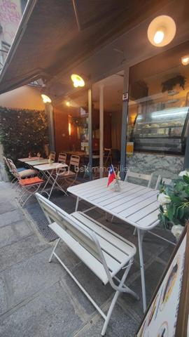 Emplacement recherché en plein cœur du 2ᵉ arrondissement de Paris, prix ultra compétitif et fort potentiel de développement : une opportunité rare sur le marché !

À vendre, fonds de commerce de restauration idéalement situé dans un secteur dynamique et très fréquenté du centre de Paris. Un emplacement stratégique offrant une belle visibilité et un flux constant de clientèle.

Le local développe environ 40 m² au total, répartis entre une salle de 20 m² en rez-de-chaussée et un étage de 20 m². Il comprend un comptoir, une cuisine fonctionnelle, des toilettes, ainsi qu’une terrasse de 6 m² permettant d’accueillir 10 à 14 couverts. L’intérieur offre également une capacité de 12 à 14 couverts, optimisant ainsi le rendement de l’espace.

L’établissement est parfaitement équipé avec trois climatisations réversibles et une hotte à charbon (diamètre 2,5), garantissant une exploitation immédiate dans de bonnes conditions.

Actuellement exploité 5 jours par semaine, avec 5 à 6 semaines de fermeture annuelle, ce commerce présente un fort potentiel de développement immédiat en élargissant les jours et horaires d’ouverture.

Côté conditions financières, le loyer est particulièrement attractif : 1 370 € HT par mois charges comprises, dans le cadre d’un bail 3/6/9. Les charges d’électricité restent maîtrisées, entre 280 € et 300 € par mois.

Prix de vente : 66 000 € FAI, honoraires inclus à la charge de l’acquéreur.

Une opportunité rare à ce niveau de prix dans Paris centre !
Idéal pour un restaurateur ou un entrepreneur souhaitant s’implanter rapidement dans un quartier vivant, avec un investissement maîtrisé et un potentiel de croissance immédiat.