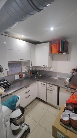 Emplacement recherché en plein cœur du 2ᵉ arrondissement de Paris, prix ultra compétitif et fort potentiel de développement : une opportunité rare sur le marché !

À vendre, fonds de commerce de restauration idéalement situé dans un secteur dynamique et très fréquenté du centre de Paris. Un emplacement stratégique offrant une belle visibilité et un flux constant de clientèle.

Le local développe environ 40 m² au total, répartis entre une salle de 20 m² en rez-de-chaussée et un étage de 20 m². Il comprend un comptoir, une cuisine fonctionnelle, des toilettes, ainsi qu’une terrasse de 6 m² permettant d’accueillir 10 à 14 couverts. L’intérieur offre également une capacité de 12 à 14 couverts, optimisant ainsi le rendement de l’espace.

L’établissement est parfaitement équipé avec trois climatisations réversibles et une hotte à charbon (diamètre 2,5), garantissant une exploitation immédiate dans de bonnes conditions.

Actuellement exploité 5 jours par semaine, avec 5 à 6 semaines de fermeture annuelle, ce commerce présente un fort potentiel de développement immédiat en élargissant les jours et horaires d’ouverture.

Côté conditions financières, le loyer est particulièrement attractif : 1 370 € HT par mois charges comprises, dans le cadre d’un bail 3/6/9. Les charges d’électricité restent maîtrisées, entre 280 € et 300 € par mois.

Prix de vente : 66 000 € FAI, honoraires inclus à la charge de l’acquéreur.

Une opportunité rare à ce niveau de prix dans Paris centre !
Idéal pour un restaurateur ou un entrepreneur souhaitant s’implanter rapidement dans un quartier vivant, avec un investissement maîtrisé et un potentiel de croissance immédiat.