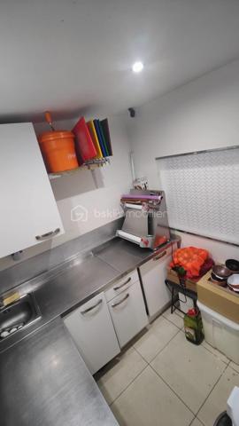 Emplacement recherché en plein cœur du 2ᵉ arrondissement de Paris, prix ultra compétitif et fort potentiel de développement : une opportunité rare sur le marché !

À vendre, fonds de commerce de restauration idéalement situé dans un secteur dynamique et très fréquenté du centre de Paris. Un emplacement stratégique offrant une belle visibilité et un flux constant de clientèle.

Le local développe environ 40 m² au total, répartis entre une salle de 20 m² en rez-de-chaussée et un étage de 20 m². Il comprend un comptoir, une cuisine fonctionnelle, des toilettes, ainsi qu’une terrasse de 6 m² permettant d’accueillir 10 à 14 couverts. L’intérieur offre également une capacité de 12 à 14 couverts, optimisant ainsi le rendement de l’espace.

L’établissement est parfaitement équipé avec trois climatisations réversibles et une hotte à charbon (diamètre 2,5), garantissant une exploitation immédiate dans de bonnes conditions.

Actuellement exploité 5 jours par semaine, avec 5 à 6 semaines de fermeture annuelle, ce commerce présente un fort potentiel de développement immédiat en élargissant les jours et horaires d’ouverture.

Côté conditions financières, le loyer est particulièrement attractif : 1 370 € HT par mois charges comprises, dans le cadre d’un bail 3/6/9. Les charges d’électricité restent maîtrisées, entre 280 € et 300 € par mois.

Prix de vente : 66 000 € FAI, honoraires inclus à la charge de l’acquéreur.

Une opportunité rare à ce niveau de prix dans Paris centre !
Idéal pour un restaurateur ou un entrepreneur souhaitant s’implanter rapidement dans un quartier vivant, avec un investissement maîtrisé et un potentiel de croissance immédiat.