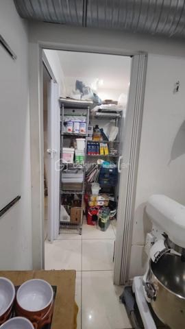 Emplacement recherché en plein cœur du 2ᵉ arrondissement de Paris, prix ultra compétitif et fort potentiel de développement : une opportunité rare sur le marché !

À vendre, fonds de commerce de restauration idéalement situé dans un secteur dynamique et très fréquenté du centre de Paris. Un emplacement stratégique offrant une belle visibilité et un flux constant de clientèle.

Le local développe environ 40 m² au total, répartis entre une salle de 20 m² en rez-de-chaussée et un étage de 20 m². Il comprend un comptoir, une cuisine fonctionnelle, des toilettes, ainsi qu’une terrasse de 6 m² permettant d’accueillir 10 à 14 couverts. L’intérieur offre également une capacité de 12 à 14 couverts, optimisant ainsi le rendement de l’espace.

L’établissement est parfaitement équipé avec trois climatisations réversibles et une hotte à charbon (diamètre 2,5), garantissant une exploitation immédiate dans de bonnes conditions.

Actuellement exploité 5 jours par semaine, avec 5 à 6 semaines de fermeture annuelle, ce commerce présente un fort potentiel de développement immédiat en élargissant les jours et horaires d’ouverture.

Côté conditions financières, le loyer est particulièrement attractif : 1 370 € HT par mois charges comprises, dans le cadre d’un bail 3/6/9. Les charges d’électricité restent maîtrisées, entre 280 € et 300 € par mois.

Prix de vente : 66 000 € FAI, honoraires inclus à la charge de l’acquéreur.

Une opportunité rare à ce niveau de prix dans Paris centre !
Idéal pour un restaurateur ou un entrepreneur souhaitant s’implanter rapidement dans un quartier vivant, avec un investissement maîtrisé et un potentiel de croissance immédiat.