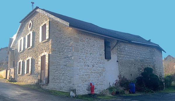 Maison de village en pierre pleine de potentiel