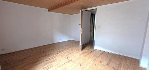 Maison de village en pierre pleine de potentiel