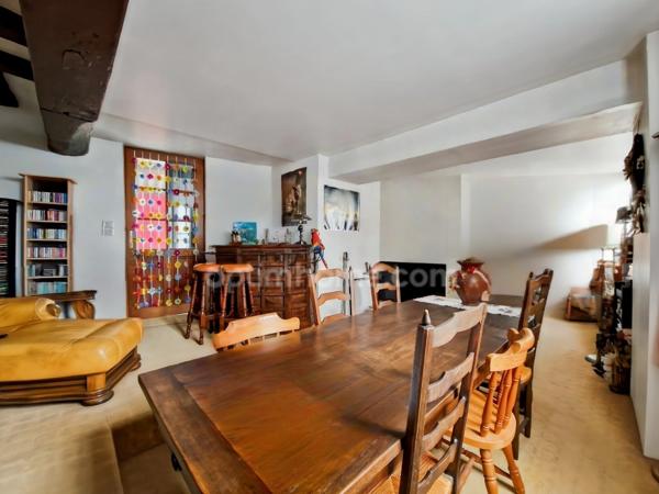 Maison de ville d'environ 100m², 6 pièces dont deux chambres, cour avec accès véhicule à LIGUEIL (37)