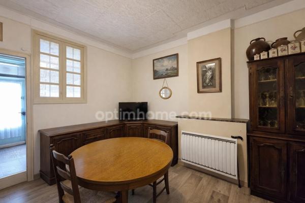 Maison de ville d'environ 100m², 6 pièces dont deux chambres, cour avec accès véhicule à LIGUEIL (37)