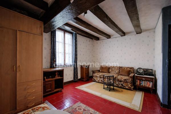 Maison de ville d'environ 100m², 6 pièces dont deux chambres, cour avec accès véhicule à LIGUEIL (37)