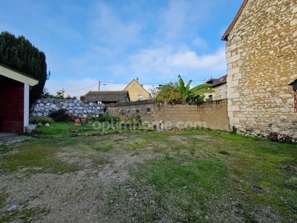 Maison de ville d'environ 100m², 6 pièces dont deux chambres, cour avec accès véhicule à LIGUEIL (37)