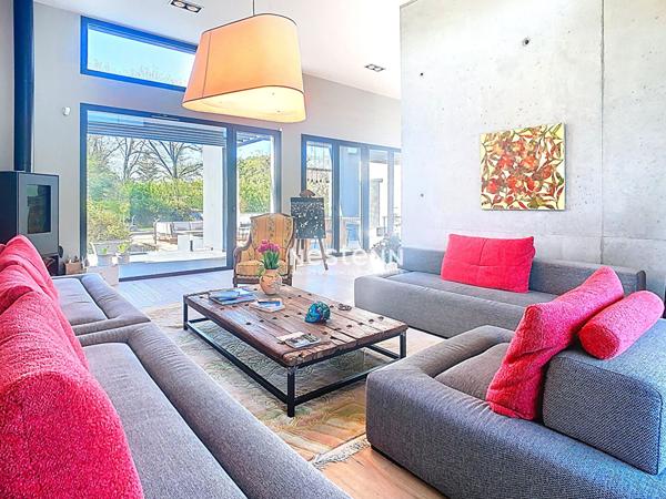 A vendre Demeure contemporaine de 228m² 5 chambres et piscine avec terrain de 6273m²