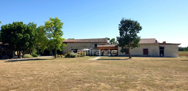 Domaine à vendre avec vue exceptionnelle à 360°, composé d'une bergerie réhabilitée, puis d'une grange et d'un kiosque à restaurer, sur 2,9 ha de terrain à LECTOURE (32)