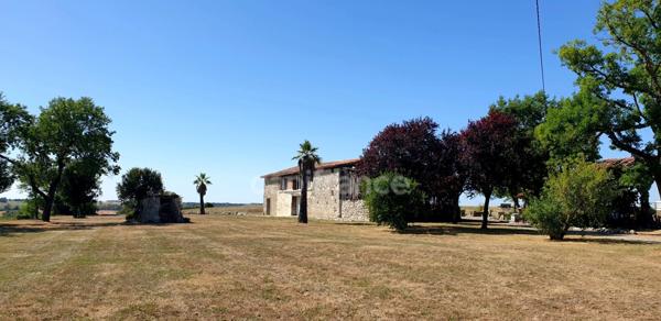 Domaine à vendre avec vue exceptionnelle à 360°, composé d'une bergerie réhabilitée, puis d'une grange et d'un kiosque à restaurer, sur 2,9 ha de terrain à LECTOURE (32)