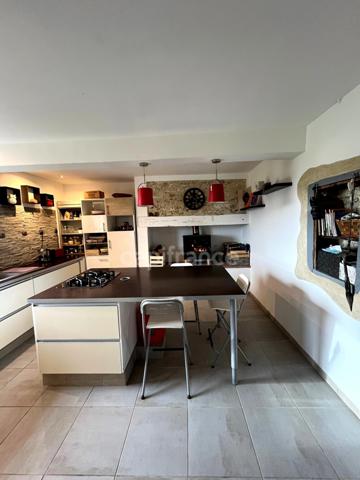 Domaine à vendre avec vue exceptionnelle à 360°, composé d'une bergerie réhabilitée, puis d'une grange et d'un kiosque à restaurer, sur 2,9 ha de terrain à LECTOURE (32)