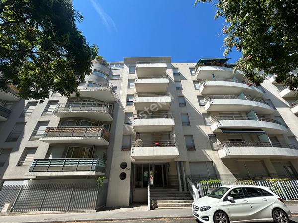 Appartement T2 VILLEURBANNE TOTEM, LIMITE LYON 3, TERRASSE, GARAGE ET CAVE