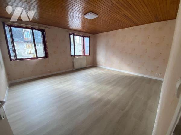 A vendre à Mauriac, en plein coeur du centre-ville, à proximité de l'ensemble des commerces et ...