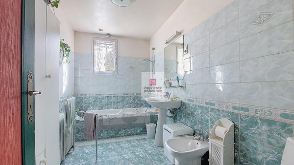 Maison St Pierre De Chignac. 4 chambres. Grand parking . Garage/atelier 50 m2.Terrain:2245 m2