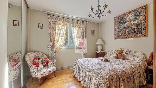 Maison St Pierre De Chignac. 4 chambres. Grand parking . Garage/atelier 50 m2.Terrain:2245 m2