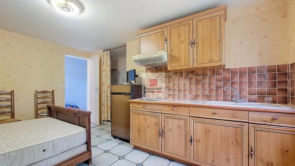 Maison St Pierre De Chignac. 4 chambres. Grand parking . Garage/atelier 50 m2.Terrain:2245 m2