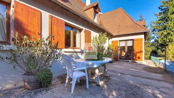 Maison St Pierre De Chignac. 4 chambres. Grand parking . Garage/atelier 50 m2.Terrain:2245 m2