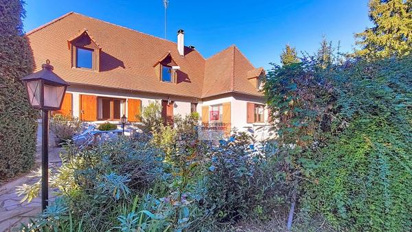 Maison St Pierre De Chignac. 4 chambres. Grand parking . Garage/atelier 50 m2.Terrain:2245 m2