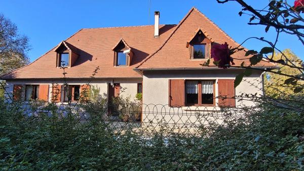 Maison St Pierre De Chignac. 4 chambres. Grand parking . Garage/atelier 50 m2.Terrain:2245 m2