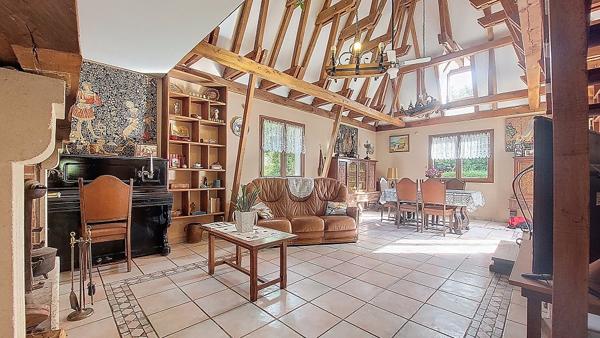 Maison St Pierre De Chignac. 4 chambres. Grand parking . Garage/atelier 50 m2.Terrain:2245 m2