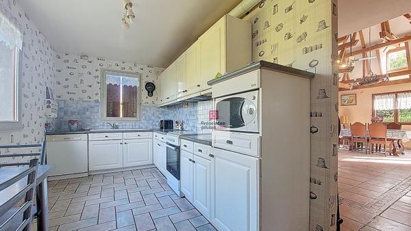 Maison St Pierre De Chignac. 4 chambres. Grand parking . Garage/atelier 50 m2.Terrain:2245 m2