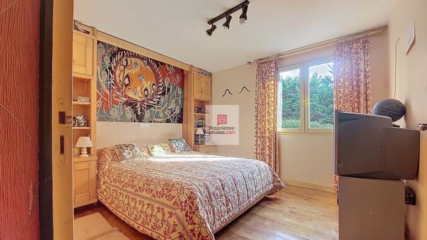 Maison St Pierre De Chignac. 4 chambres. Grand parking . Garage/atelier 50 m2.Terrain:2245 m2