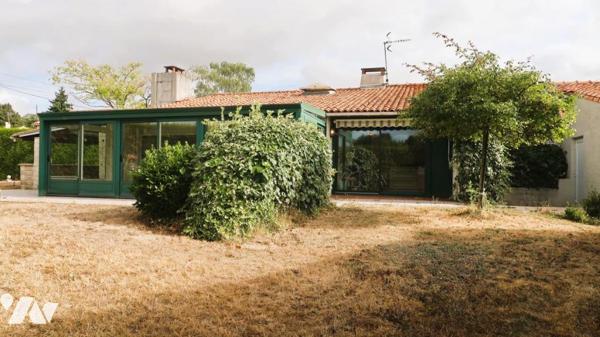 POUZAUGES, VASTE MAISON FAMILIALE SEMI PLAIN-PIED, AU CALME AVEC ACCÈS IMMÉDIAT A TOUTES COMMODITÉS.