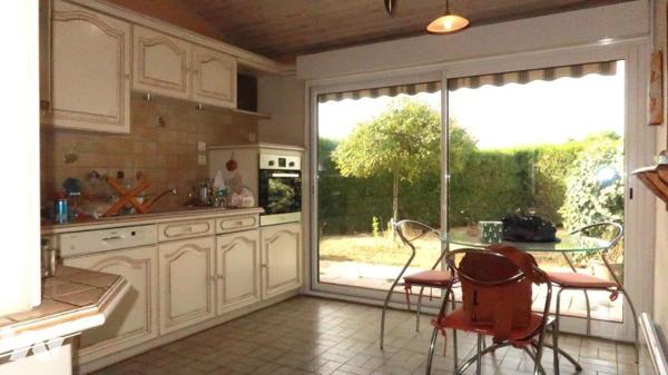 POUZAUGES, VASTE MAISON FAMILIALE SEMI PLAIN-PIED, AU CALME AVEC ACCÈS IMMÉDIAT A TOUTES COMMODITÉS.