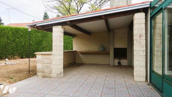 POUZAUGES, VASTE MAISON FAMILIALE SEMI PLAIN-PIED, AU CALME AVEC ACCÈS IMMÉDIAT A TOUTES COMMODITÉS.