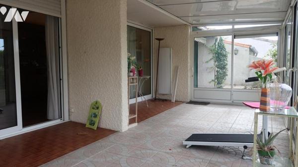 POUZAUGES, VASTE MAISON FAMILIALE SEMI PLAIN-PIED, AU CALME AVEC ACCÈS IMMÉDIAT A TOUTES COMMODITÉS.