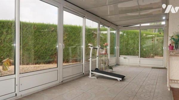 POUZAUGES, VASTE MAISON FAMILIALE SEMI PLAIN-PIED, AU CALME AVEC ACCÈS IMMÉDIAT A TOUTES COMMODITÉS.