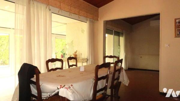 POUZAUGES, VASTE MAISON FAMILIALE SEMI PLAIN-PIED, AU CALME AVEC ACCÈS IMMÉDIAT A TOUTES COMMODITÉS.