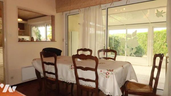 POUZAUGES, VASTE MAISON FAMILIALE SEMI PLAIN-PIED, AU CALME AVEC ACCÈS IMMÉDIAT A TOUTES COMMODITÉS.