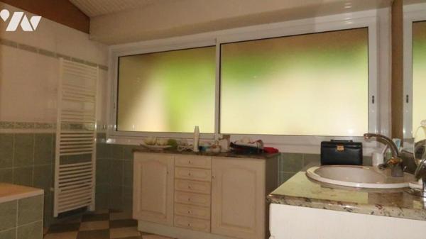 POUZAUGES, VASTE MAISON FAMILIALE SEMI PLAIN-PIED, AU CALME AVEC ACCÈS IMMÉDIAT A TOUTES COMMODITÉS.