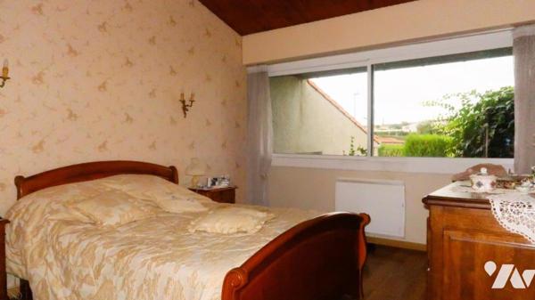 POUZAUGES, VASTE MAISON FAMILIALE SEMI PLAIN-PIED, AU CALME AVEC ACCÈS IMMÉDIAT A TOUTES COMMODITÉS.