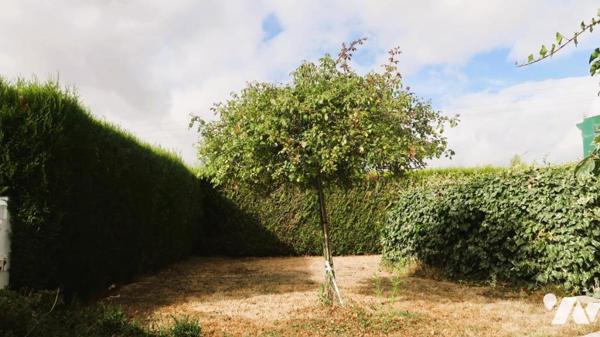 POUZAUGES, VASTE MAISON FAMILIALE SEMI PLAIN-PIED, AU CALME AVEC ACCÈS IMMÉDIAT A TOUTES COMMODITÉS.