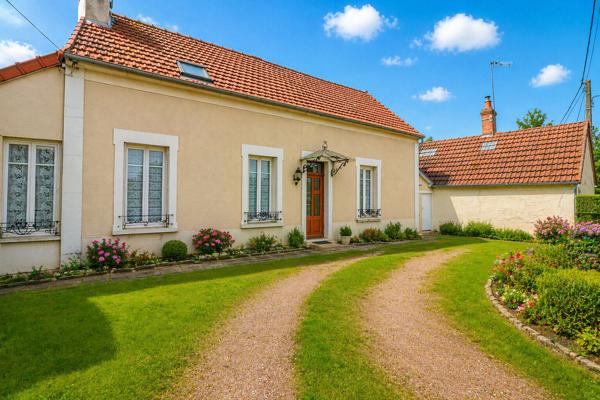 Maison Saint Eloi, 3 chambres, potentiel 4 chambres, terrain clôturé, proche tout commerce, double garage