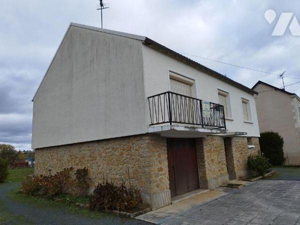 Maison élevée sur garage, cave et buanderie.
Comprenant séjour avec balcon, cuisine, quatre ch...