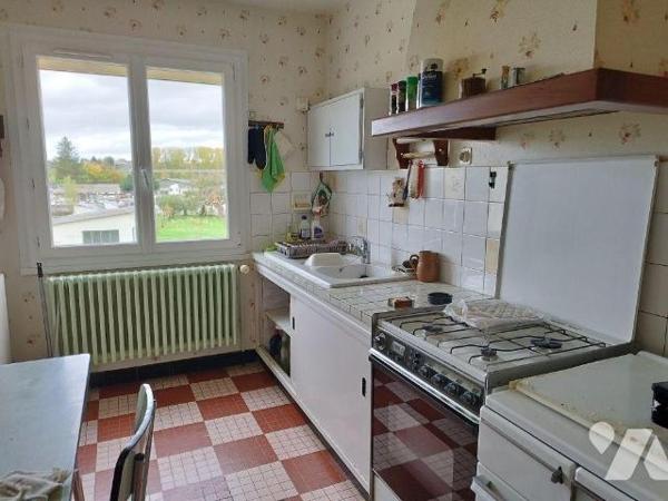 Maison élevée sur garage, cave et buanderie.
Comprenant séjour avec balcon, cuisine, quatre ch...