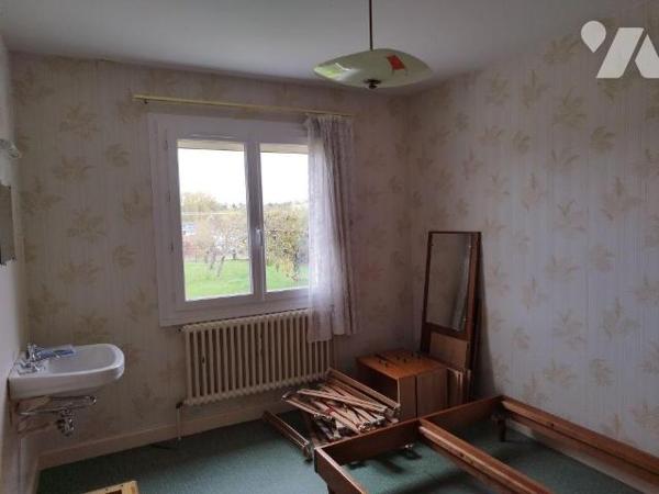 Maison élevée sur garage, cave et buanderie.
Comprenant séjour avec balcon, cuisine, quatre ch...