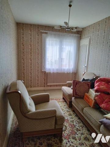 Maison élevée sur garage, cave et buanderie.
Comprenant séjour avec balcon, cuisine, quatre ch...