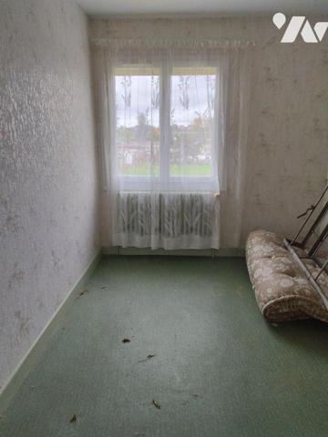 Maison élevée sur garage, cave et buanderie.
Comprenant séjour avec balcon, cuisine, quatre ch...